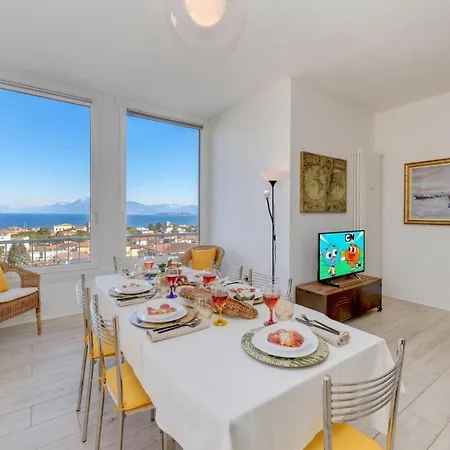 Window Of Family With Parking Spot Desenzanoloft Official Partner Homes & By Marriott Bonvoy * Desenzano del Garda